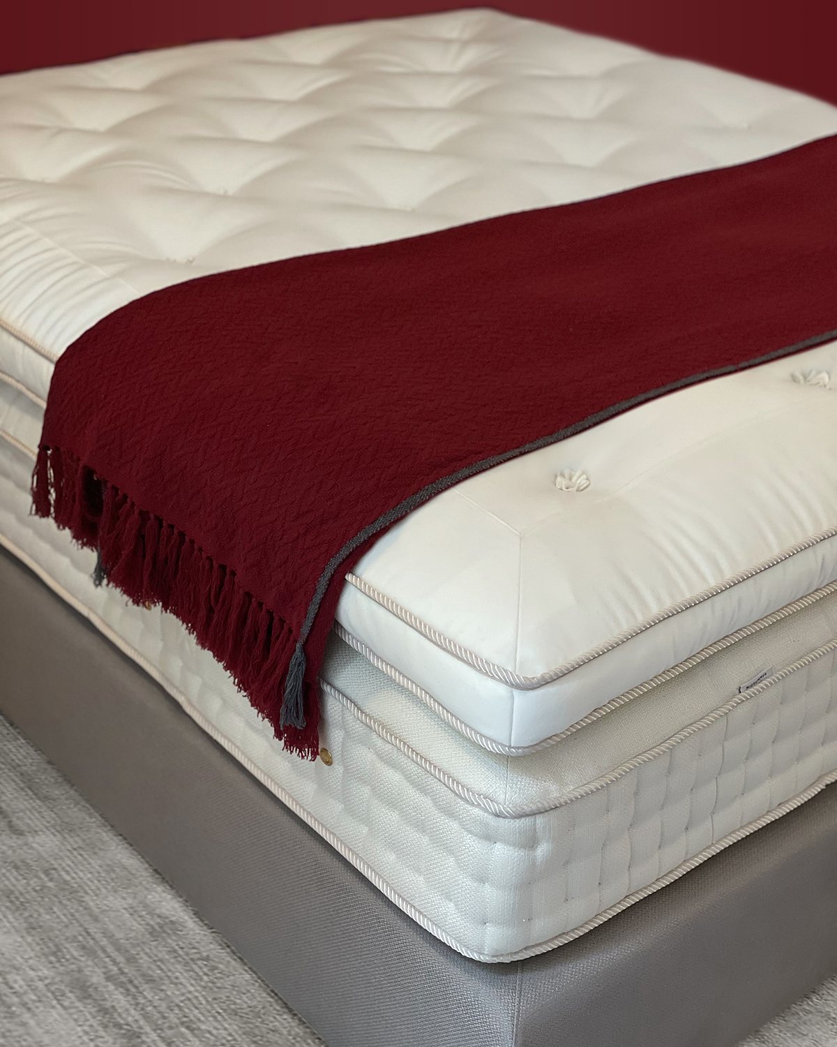 Il topper Roma, in Loro Piana Interiors Mystic River, trapuntato a mano.