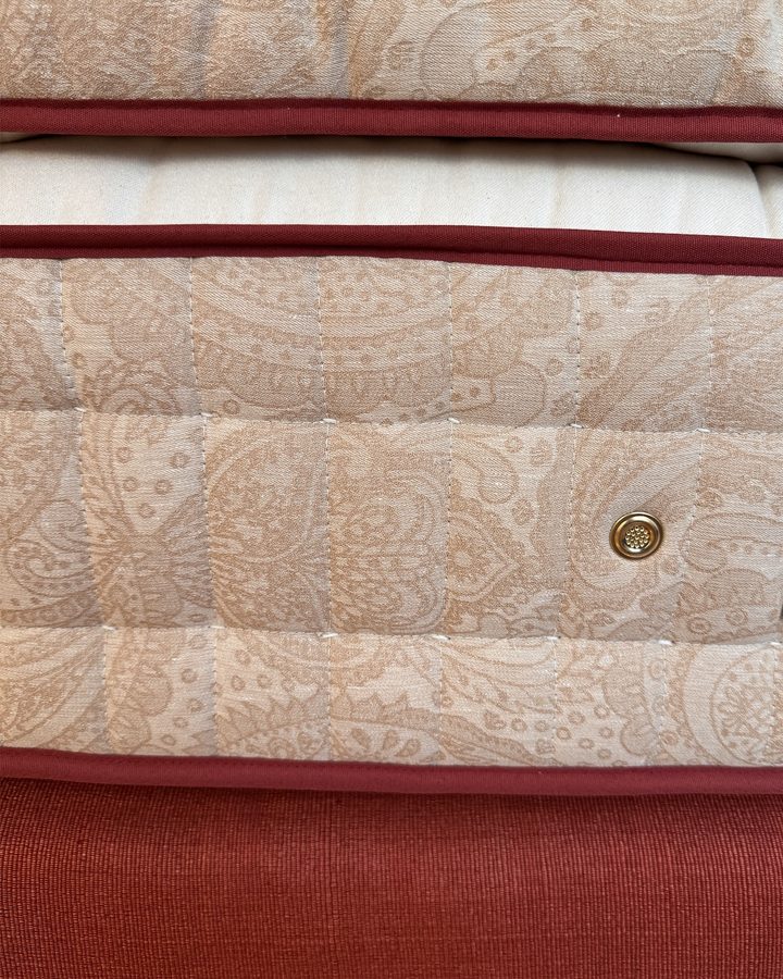The mattress, Paisley