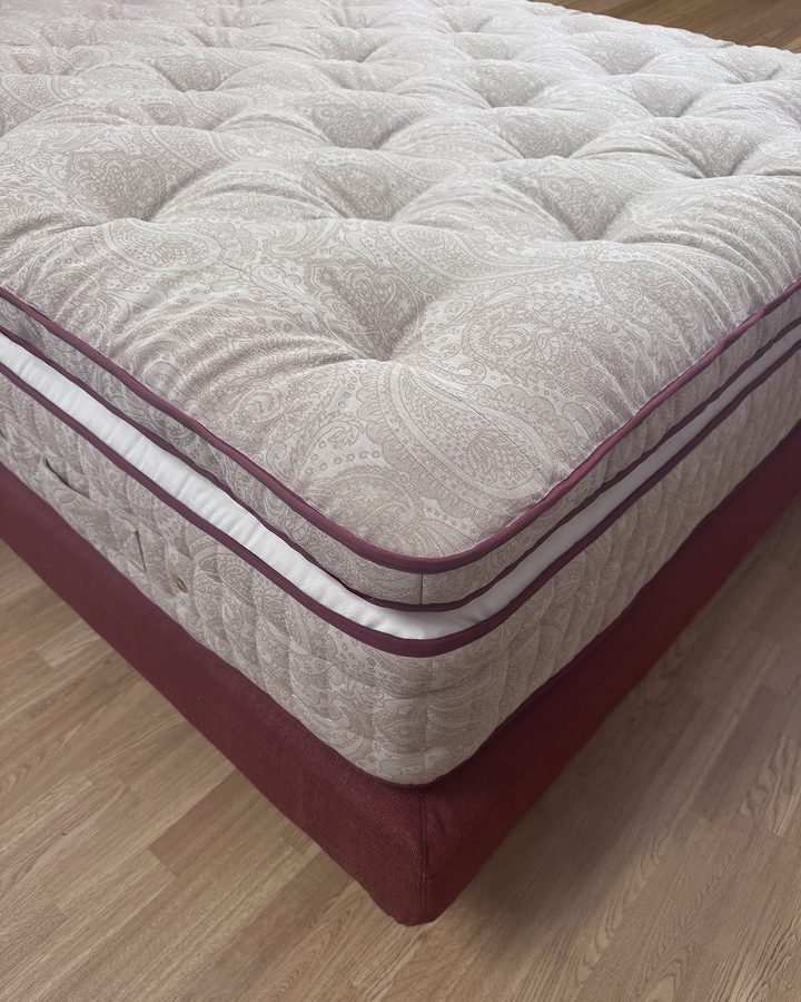 The topper, Paisley
