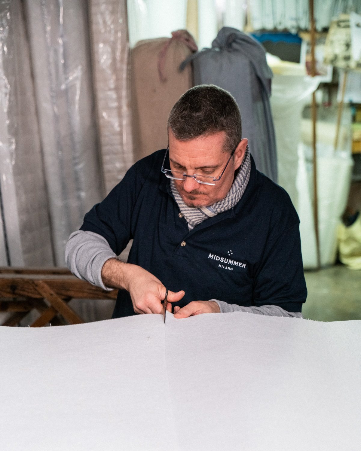 The cloth, cut by hand by our artisans.
