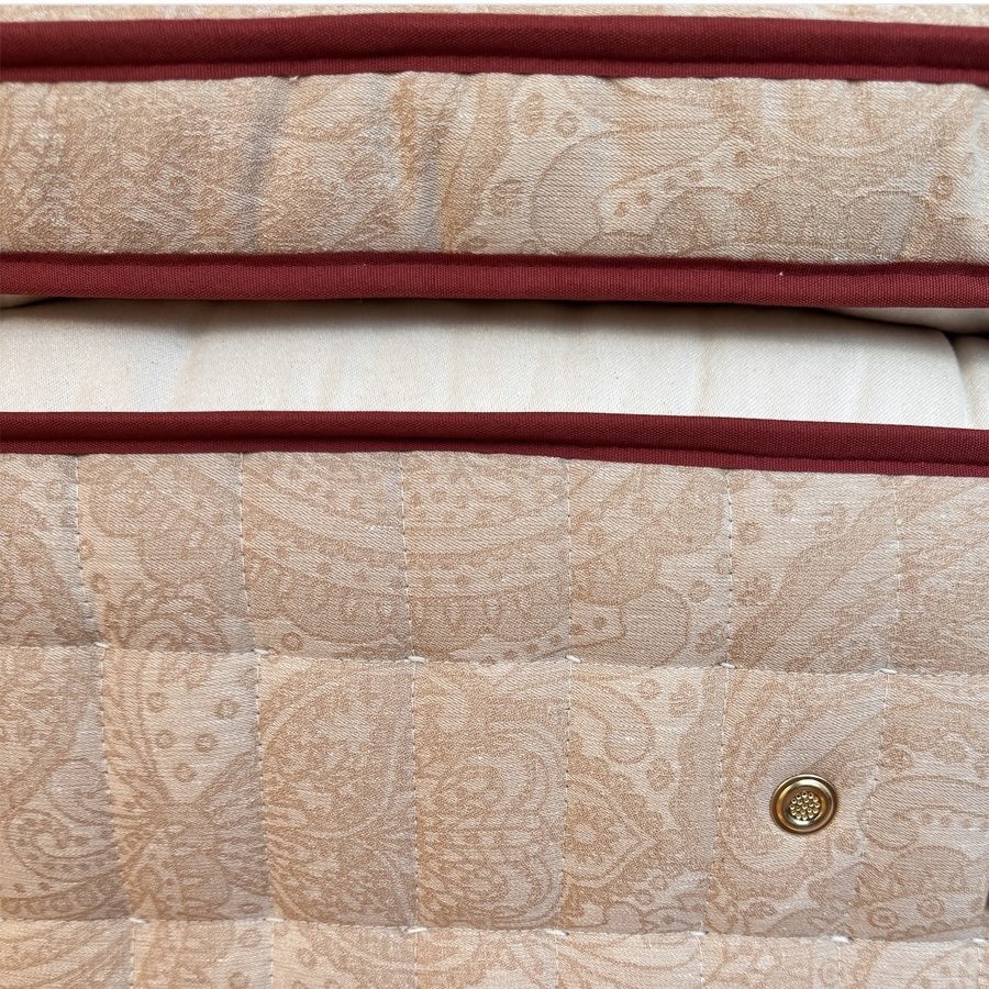 Il bordo del letto: Shadan sul topper e sul materasso, una presa d’aria in ottone, il Katai sotto.